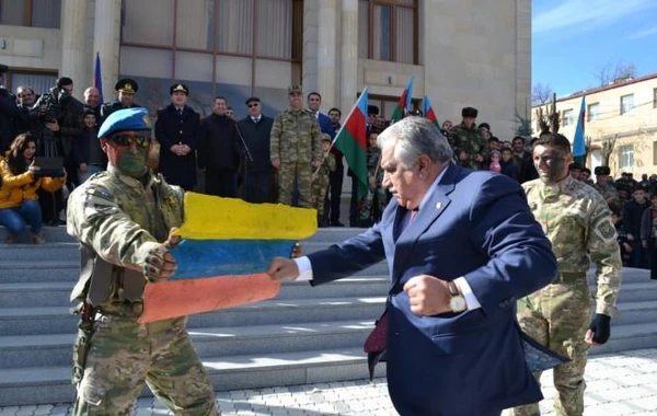 İcra başçısı bir yumruqla Ermənistan bayrağını çilik-çilik etdi (FOTO)