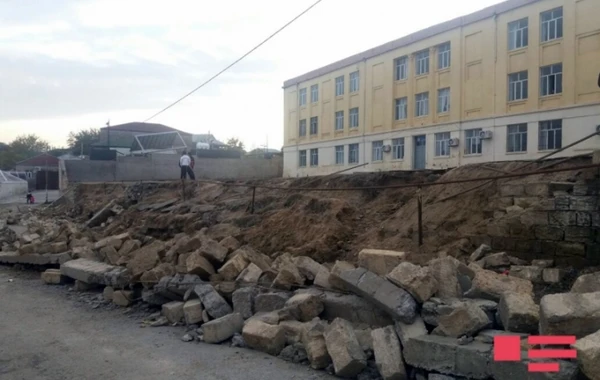 Bakıda məktəbin həyətində uçqun oldu (FOTO)