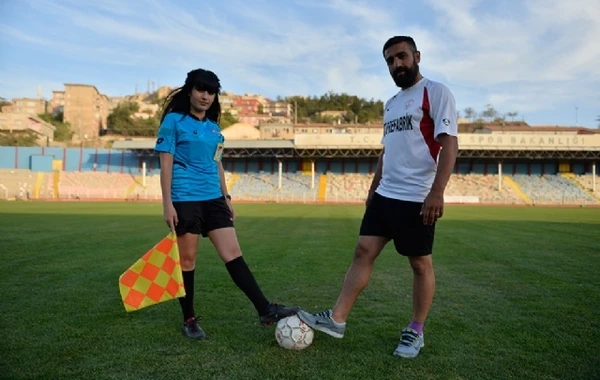 Futbol tarixində bir ilk: futbolçu ilə hakim evləndi (VİDEO)