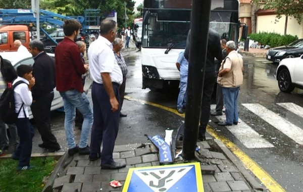 Bakıda avtobus piyadanı vurdu, yaralının bacısı sürücünü döydü