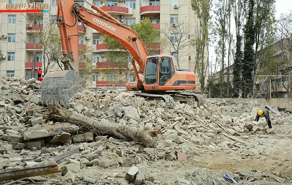 Nərimanovda köhnə binaların söküntüsü başladı - Fotolar