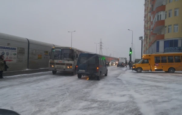 Bakı qardan sonra: yollar dondu, tıxac yarandı (VİDEO)