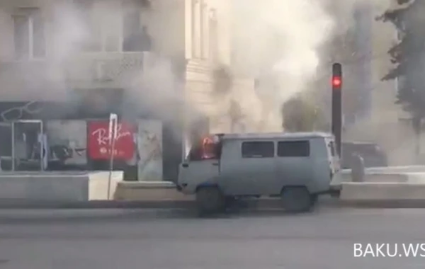 Bakıda "UAZ" küçə ortasında qəfil alışdı (VİDEO)