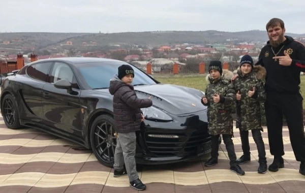 Kadırov oğlanlarının müəlliminə 10 milyonluq “Porsche” bağışladı