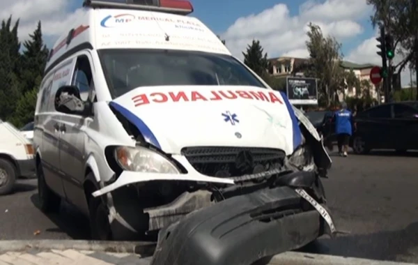 Bakıda “Təcili yardım” maşını qəzaya uğradı: xəstə öldü, tibb bacısı yaralandı