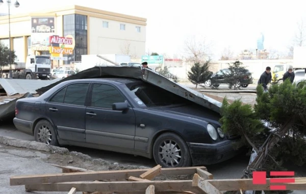 Güclü külək Bakıda ticarət mərkəzinin damını uçurub