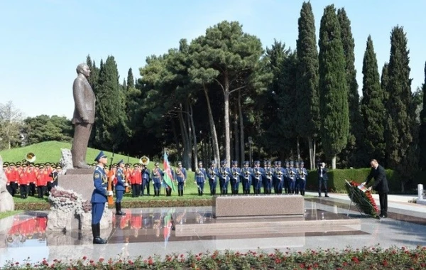 Prezident İlham Əliyev Heydər Əliyevin məzarını ziyarət edib