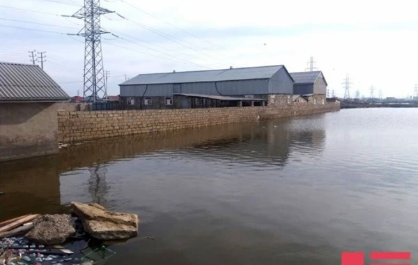 Bakıda göl daşdı, yolları və evləri su basdı