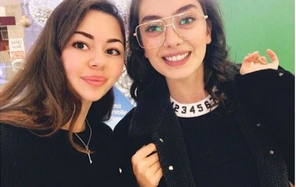 Fidan Əlizadənin Neslihan Atagüllə birgə “selfie”si (FOTO)