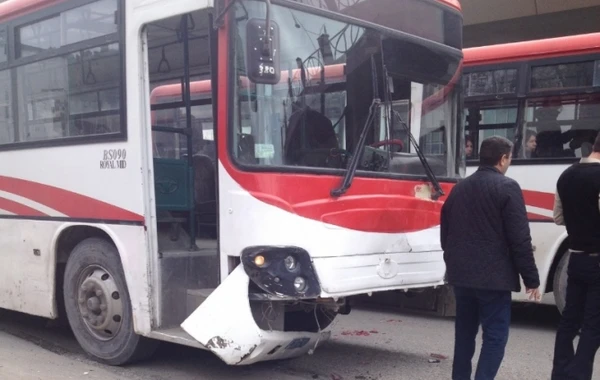 Bakıda avtobus dayanacağa girdi: ölən və yaralananlar var