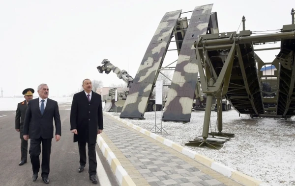 Prezident yeni hərbi texnikalarla tanış oldu (FOTO)