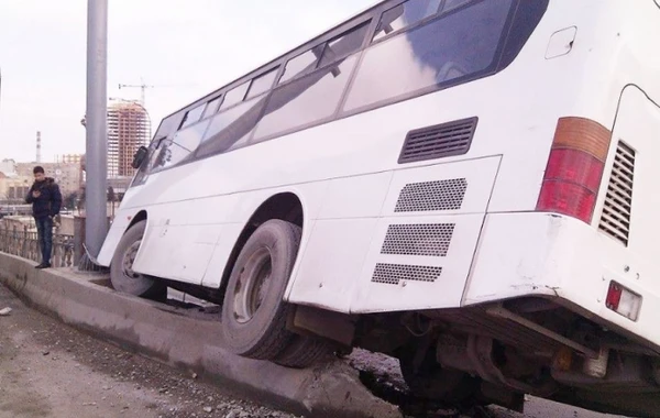 Bakıda avtobus qəzaya düşdü - 3 qadın xəstəxanalıq oldu (VİDEO)