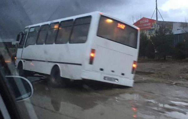 Bakıda yağış yağdı: sərnişin avtobusu çuxura düşdü