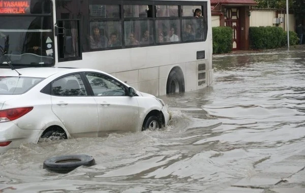 Bakıya qısa müddət yağış yağdı: yollar gölə döndü (VİDEO)