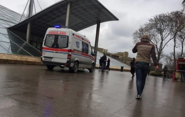 Sərnişinin halı pisləşdi, Bakı metrosuna təcili yardım gəldi