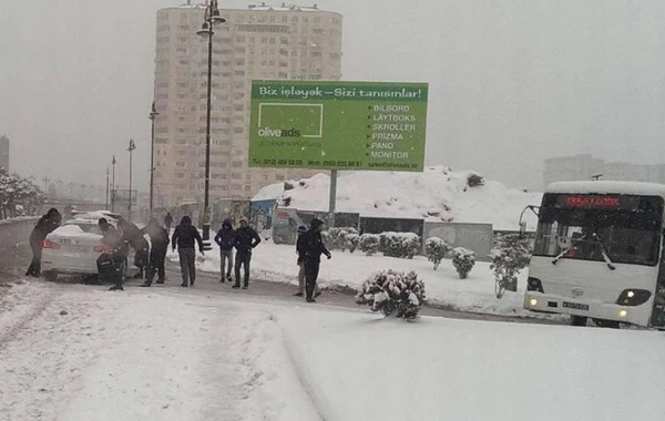 Bakıda polis maşını yolda qaldı, köməyə vətəndaşlar çatdı