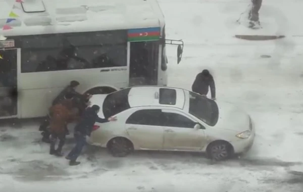 Bakıda yollar buz bağladı, maşınlar yolda qaldı (VİDEO)