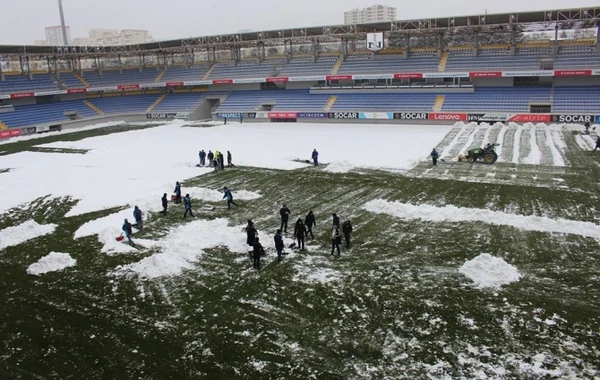 Bakıda stadion qardan belə təmizlənir (FOTO)