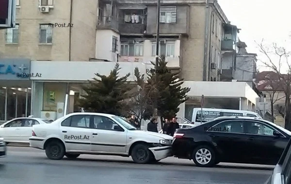 Bakıda “AzSamand”la “Toyota Camry” toqquşdu - FOTO