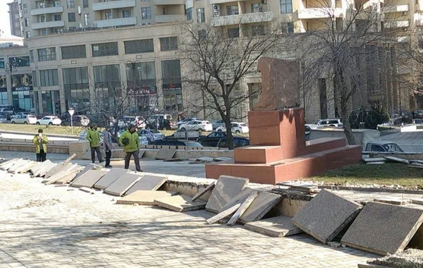 Bakıda parkda təmir başladı: piyadalar təhlükədə (FOTO)