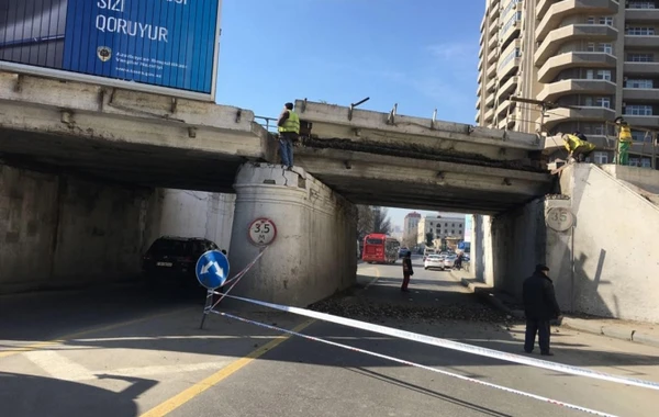 Bakıda beton vuran maşın körpüyə çırpıldı, qatarların hərəkəti dayandırıldı (FOTO)