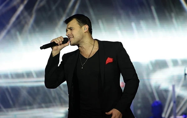 Emin Ağalarov atasının təyyarəsində uçdu, konsert verdi (VİDEO)