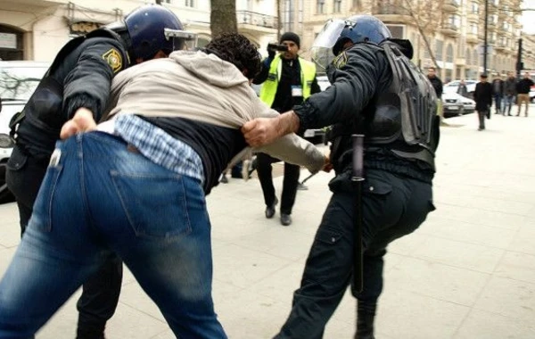 Azərbaycanda polisləri vətəndaşlarla kobud rəftarına görə işdən çıxardılar