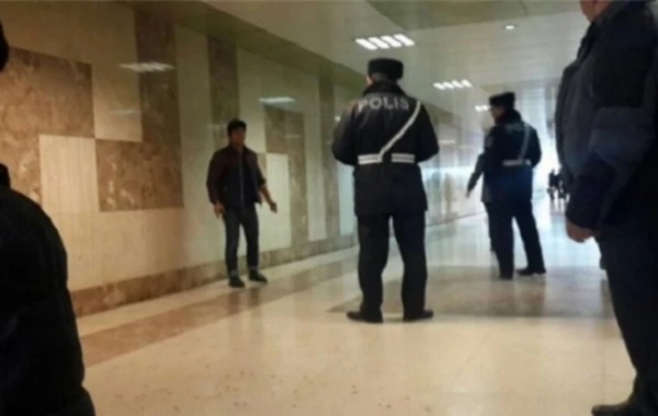 Bakıda polisin saxlamaq istədiyi gənc qolunu kəsdi- FOTO