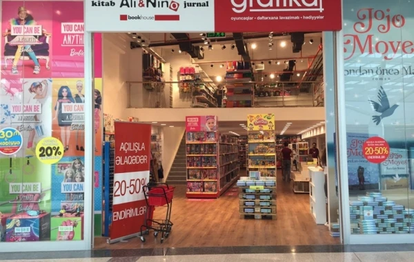 "Grafika" kitab mağazası özünü biabırçı reklam etməyə çalışır (FOTO)