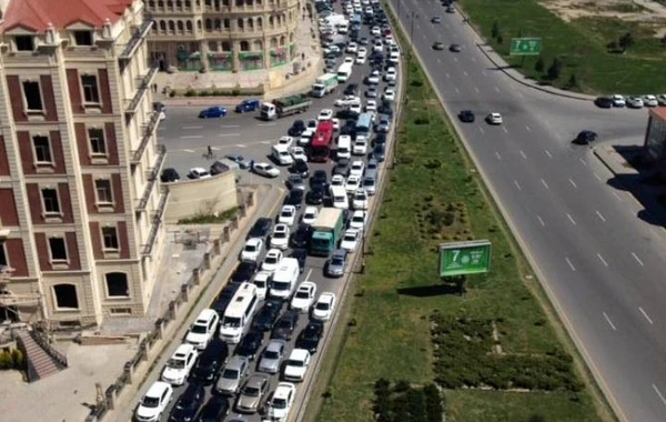 Bakıda eyni anda bir neçə yol bağlandı - hərəkət iflic oldu (FOTO)