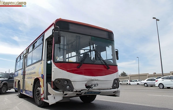 Bakıda 20 saylı avtobus dayanıb qəzaya baxan 5 avtomobili sürüdü (FOTOLAR)