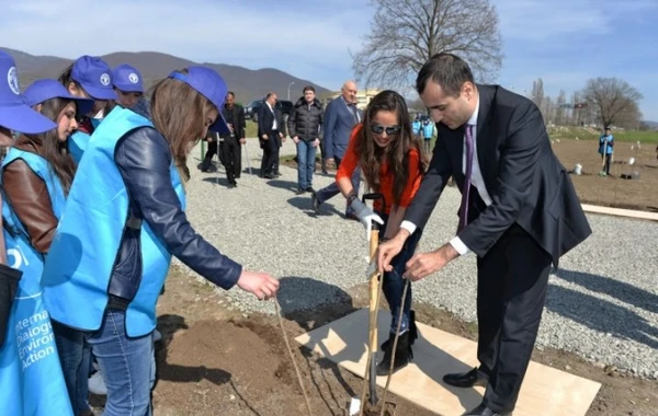 Leyla Əliyeva İsmayıllıda meyvə bağlarının salınmasında iştirak edib - FOTO