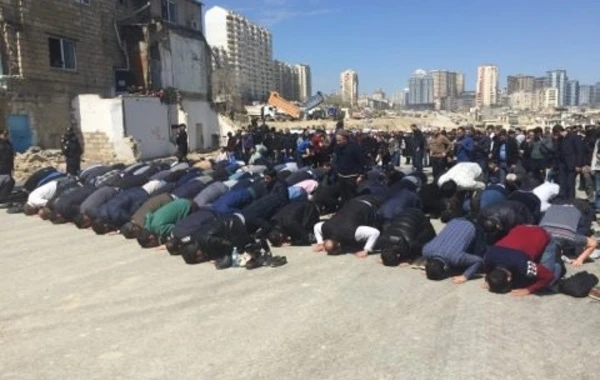 Söküntüsünə başlanan məscidinin qarşısında camaat namazı qılındı (VİDEO, FOTO)