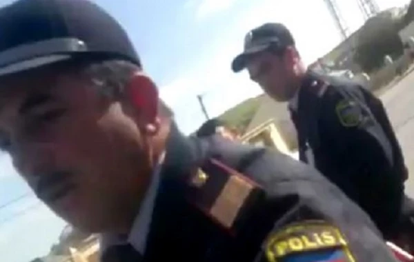 Bakıda sürücü ilə polis arasında mübahisə: "Ə deyirəm sənədini..." (VİDEO)