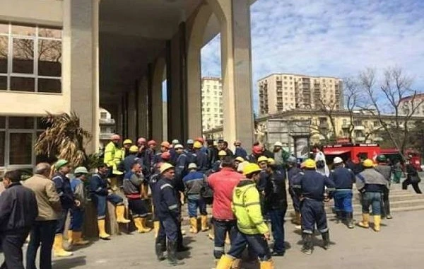 “Elmlər Akademiyası” metrosu qarşısında aksiya-İşçilər etiraz etdi