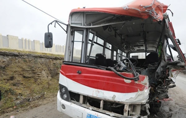 Azərbaycanda avtobus "Kamaz"la toqquşdu: 5 nəfər yaralandı