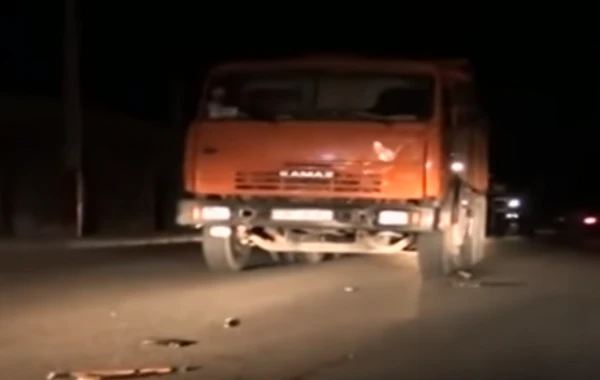 Azərbaycanda iki ayağından əlil olan piyada "KamAZ"ın altında can verdi  (VİDEO)