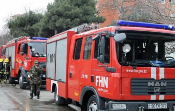 Bakıda çoxmərtəbəli yaşayış binasında yanğın: 35 nəfər təxliyyə edildi