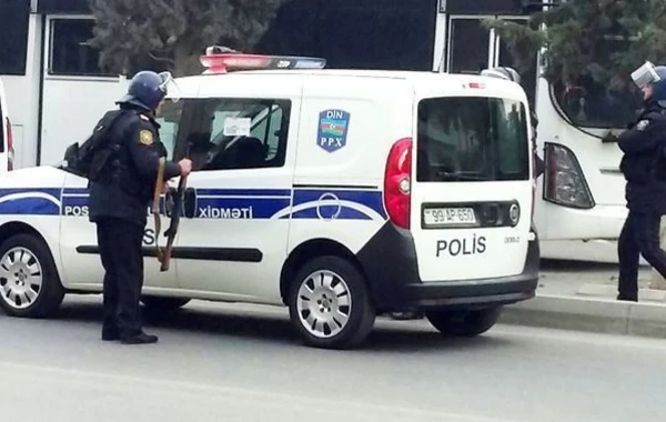 Bakının mərkəzində insident: polisin üzərinə bıçaq çıxardı