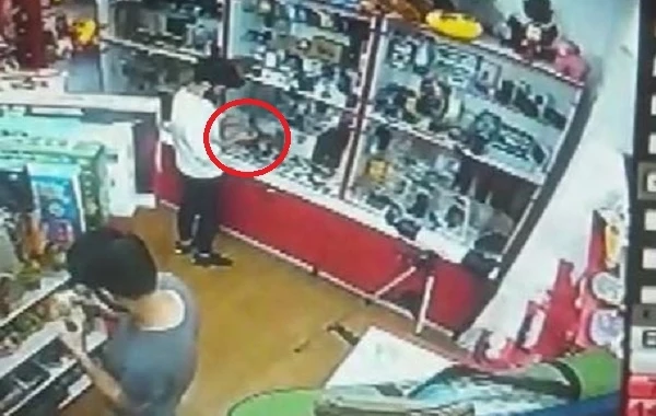 Bakıda gənc oğlanlar mağazadan "spinner" oğurladı (VİDEO)