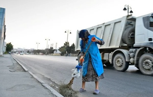 Küçəni süpürən qadını maşın vurub öldürdü