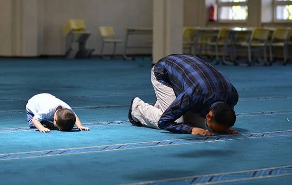 Azərbaycanlı kafedə namaz qıldığına görə cərimələnib