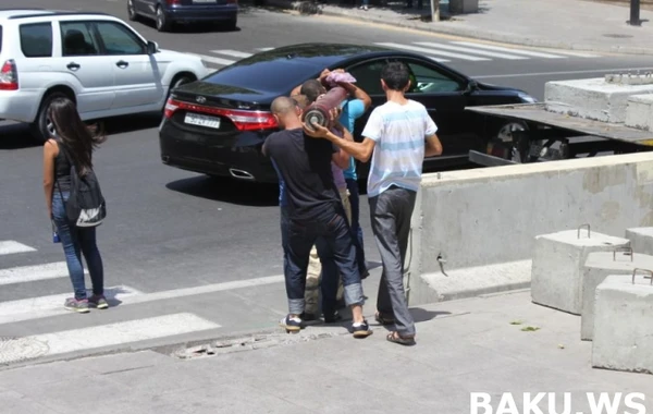 Bakının "cəhənnəm istisi"ndə çalışanlar (FOTO)