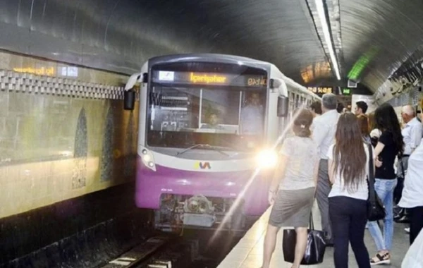 Bakı metrosunda qorxulu anlar — Gənc qız özünü qatarın altına atdı