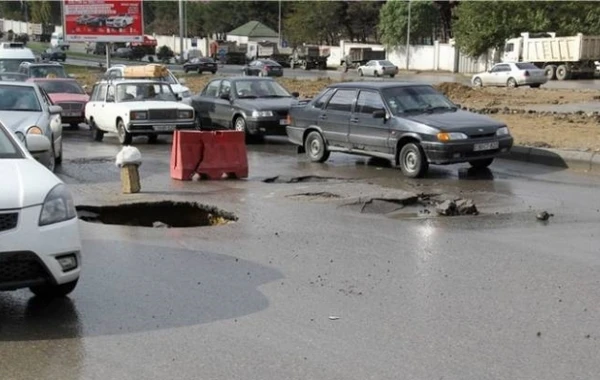 Bakıda  yol çöküb