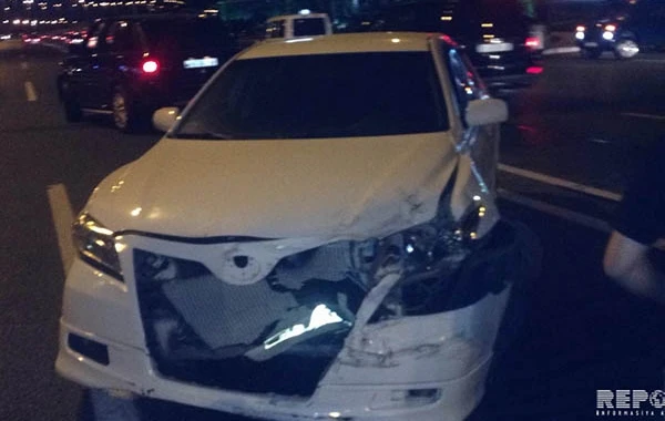 Bakıda “Mercedes” piyadanı vurdu, “Porsche” üzərindən keçdi - FOTO