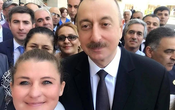 Ev alan jurnalistlər prezidentlə selfi etdi (FOTO)