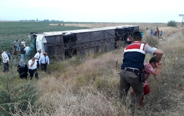 Türkiyədə dəhşətli qəza: ən azı 5 ölü, onlarla yaralı var (FOTO)