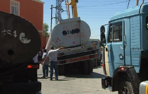 Bakıda həyəcanlı anlar: Yolda hərəkət dayanıb və insanlar təşviş içindədir - VİDEO