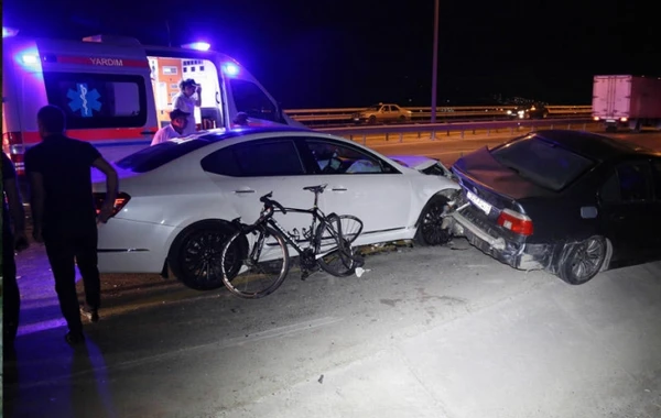 "BMW" yolu keçən iki velosipedçini vurub, ölən və yaralanan var